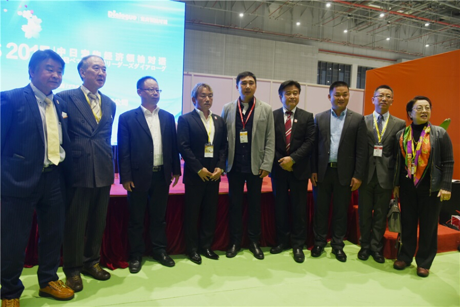 會后嘉賓合影留念 會后嘉賓合影留念